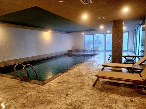 Bazén v ubytování TOROS BULVAR Cozy fancy Sea view next to the Mall and near to the Beach, in the mid of Alanya Mahmutlar! nebo v jeho okolí