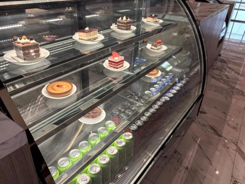 达曼Karim Hotel的摆满各种甜点的展示柜