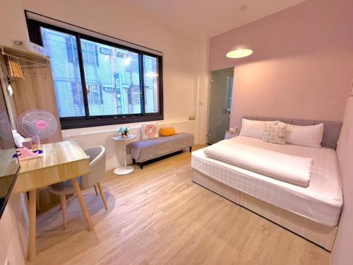 Postel nebo postele na pokoji v ubytování 竹南橘子民宿