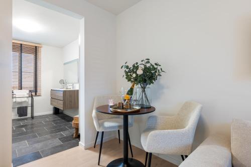 a living room with a small table and chairs at Huys van Haeghe in Zoutleeuw