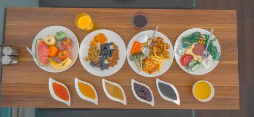 Een hoop borden eten op een houten tafel. bij Danzha Hotel 1 in Erbil