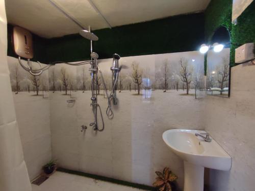 een badkamer met een douche en een wastafel bij Ella Black Bridge View Cottage Sri Lanka in Ella