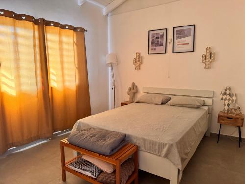 una camera da letto con un letto grande e una finestra di Totéki a Willemstad
