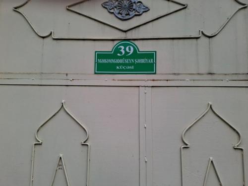 Een certificaat, prijs of ander document dat getoond wordt bij House 39