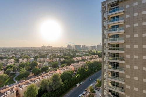 Family-Friendly Apartment, Few Minutes Drive to Dubai Marina, Miracle Garden and Mall of the Emirates - Elite Residences 4, Sports City by Deluxe Holiday Homes