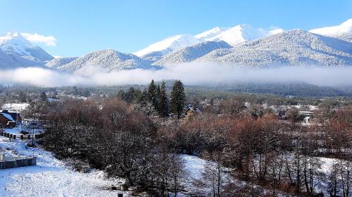 een uitzicht op een besneeuwde bergketen met besneeuwde bergen bij Mountainview Apartment Ski, Spa & Thermal in Bansko