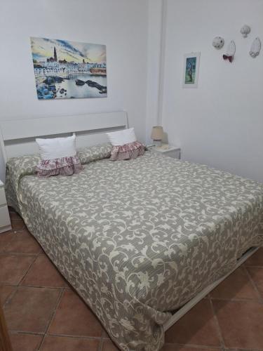 - un grand lit dans une chambre dans l'établissement Casa Giulia, à Monopoli