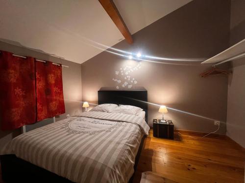 - une chambre avec un lit et des lumières sur le mur dans l'établissement Le Jardin des Gorges, à Belvianes-et-Cavirac