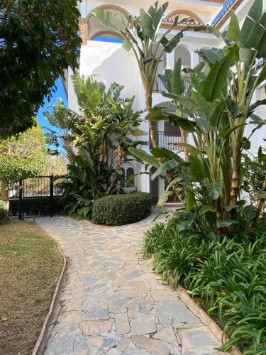 Hacienda Beach Estepona - Primera línea de playa, piscinas y jardines tropicales photo 7