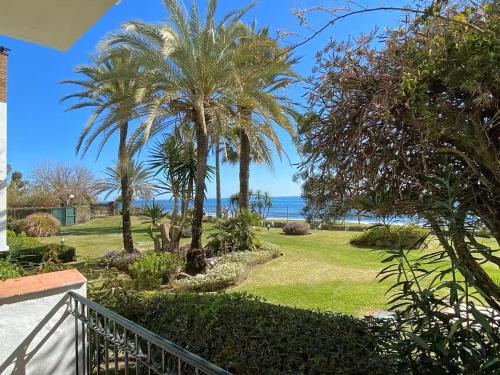 Hacienda Beach Estepona - Primera línea de playa, piscinas y jardines tropicales photo 25
