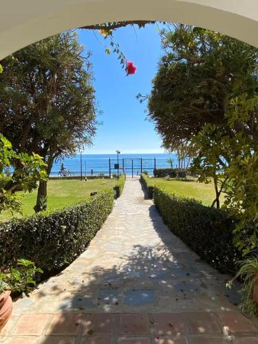 Hacienda Beach Estepona - Primera línea de playa, piscinas y jardines tropicales photo 11