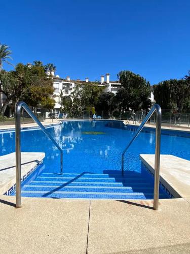 Hacienda Beach Estepona - Primera línea de playa, piscinas y jardines tropicales photo 10