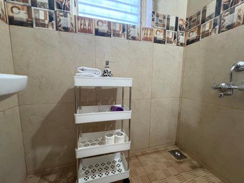 Et badeværelse på Nature's Inn Luxury Villa Morjim Goa