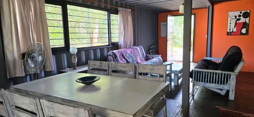 Et opholdsområde på Bosque & Mar - Fresca cómoda y luminosa.