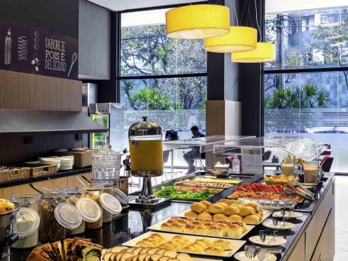 un buffet proposant de nombreux types de plats différents dans l'établissement ibis BH Afonso Pena Savassi, à Belo Horizonte
