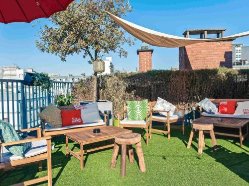 un groupe de chaises et de tables dans une cour dans l'établissement Mercure Paris Bastille Saint Antoine, à Paris