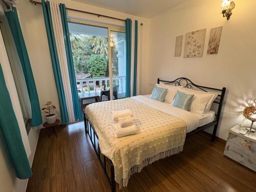 En eller flere senge i et værelse på Nature's Inn Luxury Villa Morjim Goa