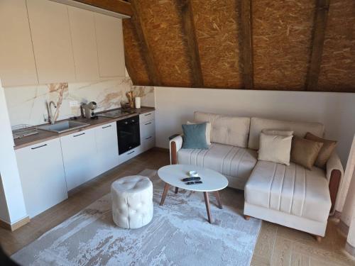 een woonkamer met een bank en een tafel bij Monte Village in Nikšić