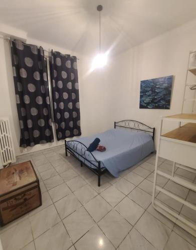 una camera da letto con un letto in una stanza di T2 de 70 m2 au cœur de Sète a Sète