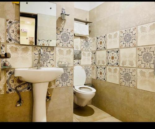 une salle de bains avec lavabo et toilettes dans l'établissement Hotel November 1 Min from Zirakpur bus stand, à Zirakpur