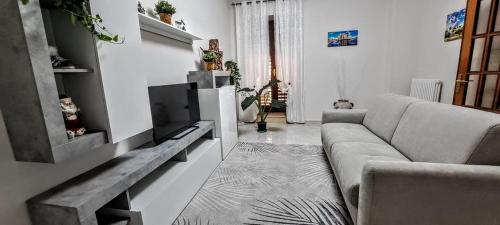 a living room with a couch and a tv at La Dimora del Colle in Palo del Colle