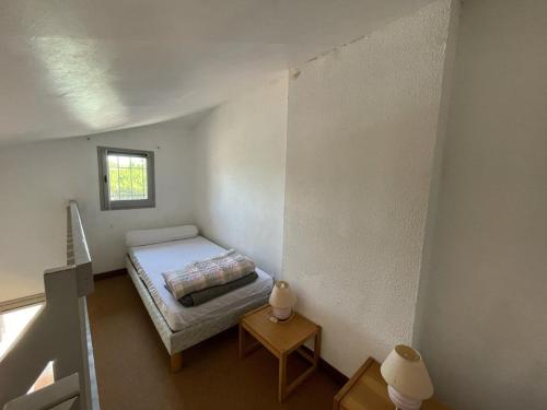 ein kleines Schlafzimmer mit einem Bett und einem Tisch in der Unterkunft Appartement T2 Mezzanine avec Terrasse Proche Lac - Animaux Acceptés ! - FR-1-379-27 in Vieux-Boucau-les-Bains