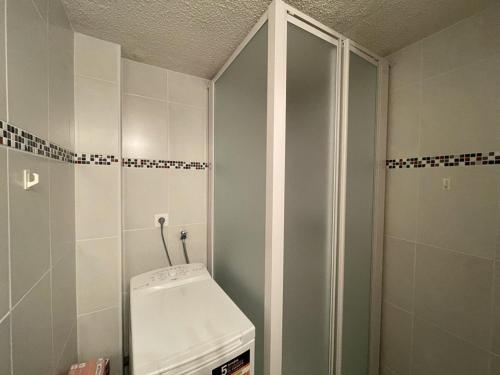 ein Badezimmer mit Dusche und Waschmaschine in der Unterkunft Appartement T2 Mezzanine avec Terrasse Proche Lac - Animaux Acceptés ! - FR-1-379-27 in Vieux-Boucau-les-Bains