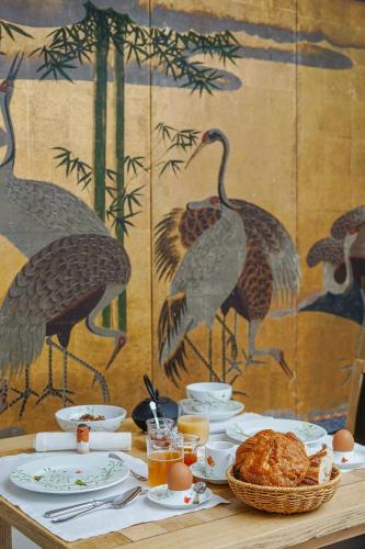 ein Tisch mit Essen und einem Truthahn darauf in der Unterkunft L'Absinthe Hôtel in Honfleur