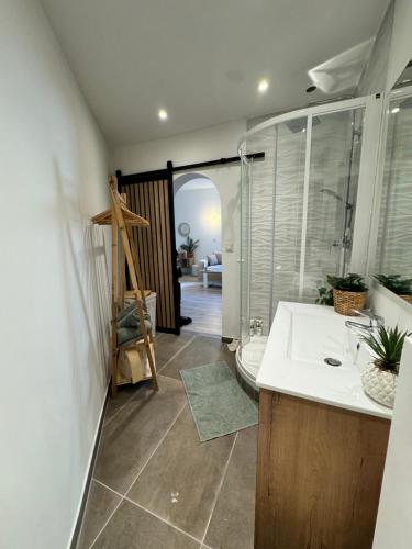 Et badeværelse på Modern suite with private Jacuzzi garden