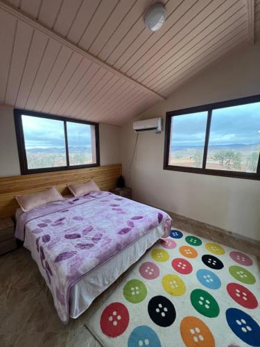 een slaapkamer met een bed met een kleurrijk tapijt bij espace familiale2 in Azrou