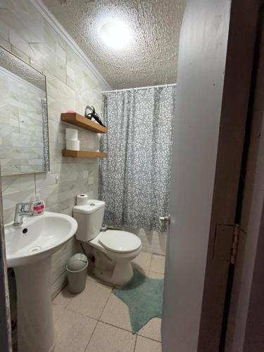 un bagno con un water bianco e un lavandino di Casa Dichato Equipada a Dichato