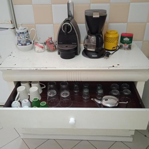 een lade in een aanrechtblad met een koffiezetapparaat bij Séjour idéal in Rabat