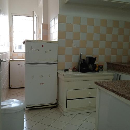een keuken met een witte koelkast en een spoelbak bij Séjour idéal in Rabat
