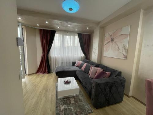 un soggiorno con un divano e un tavolo di La Montana 3 a Zlatibor