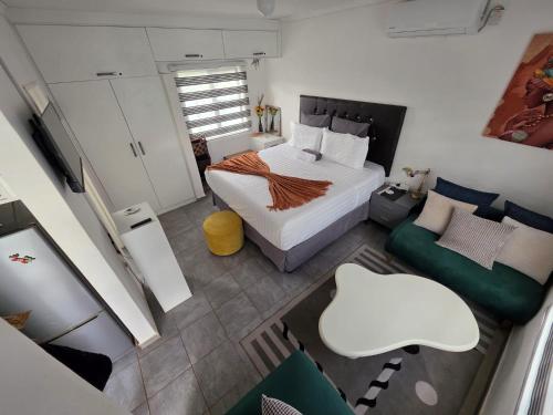 an overhead view of a bedroom with a bed and a couch at Casa-Pel Guest Wing in Palatswe