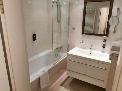 Et badeværelse på Hotel & Spa Wasserschloss Westerburg