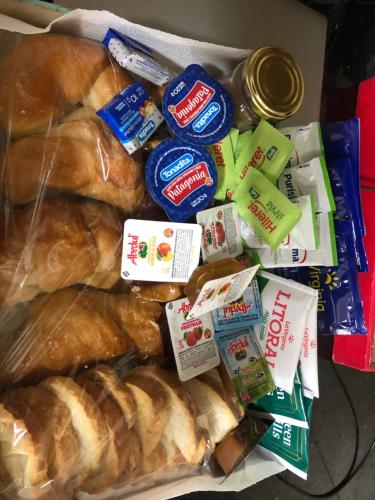 ein Stapel Brot und anderer Lebensmittel auf einem Tisch in der Unterkunft Sol Latino 2 in Victorica