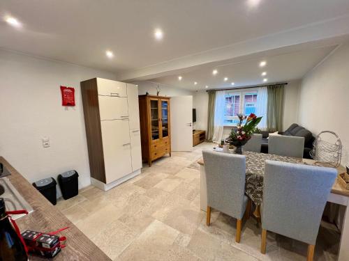 een keuken en woonkamer met een tafel en stoelen bij Ferienwohnung auf dem Berg in Bad Bentheim