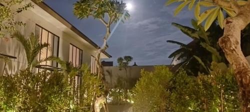 een uitzicht op een gebouw met bomen bij SUNSET-LOFT Seminyak in Seminyak