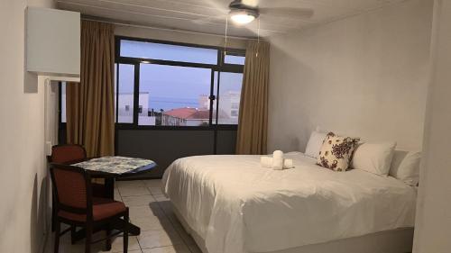 En eller flere senge i et værelse på Rehema Sands