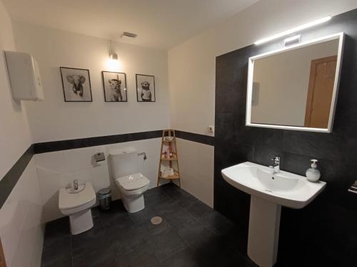 Et badeværelse på La Alameda Jardines del Prado -Amplio y con ascensor-