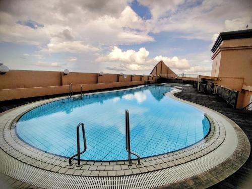 een groot zwembad bovenop een gebouw bij RIVERBANK SUITE with riverfront mountain DUN view in Kuching