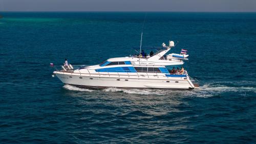een witte boot in het midden van het water bij Yacht Charter Pattaya Ocean Marina Resort in Na Jomtien