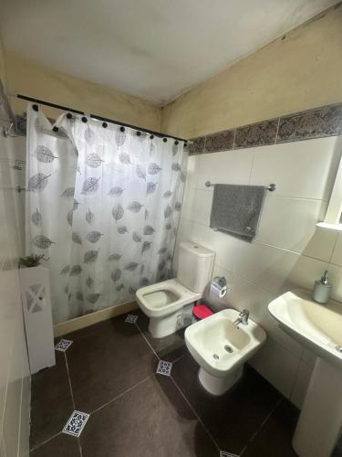 een badkamer met toilet en wastafel bij Casa de Campo in Minas