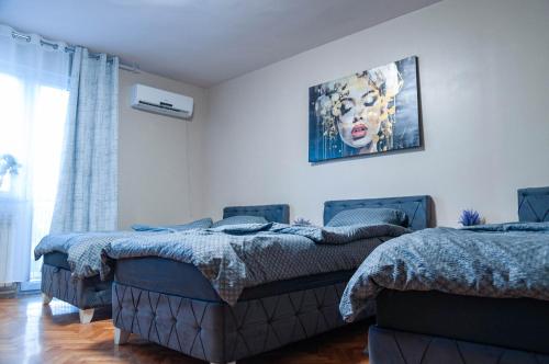 Giường trong phòng chung tại Sky Apartman