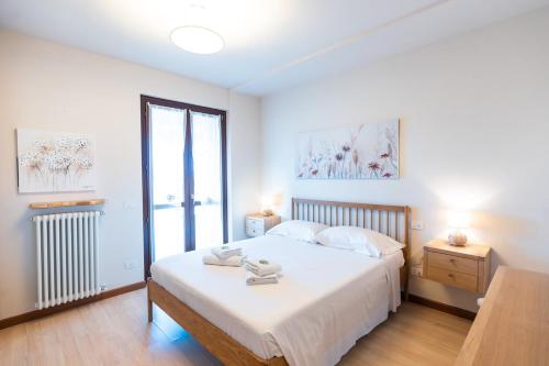 Giường trong phòng chung tại Lake View - Between Gardaland and Movieland