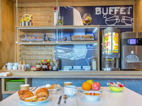 een tafel met croissants en andere etenswaren. bij Ibis Budget Marseille Timone in Marseille
