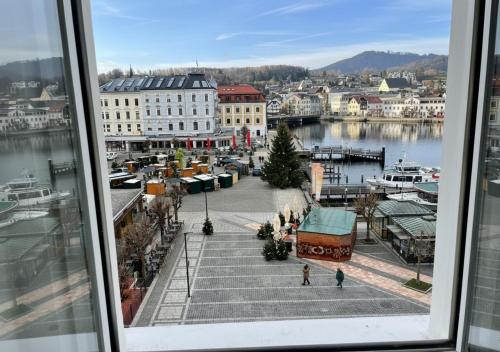 a view of a harbor from a window of a city at Suite Marie Antoinette, Blick auf den Stadtplatz, Traunseeblick - ideal für Paare und Kulturinteressierte in Gmunden
