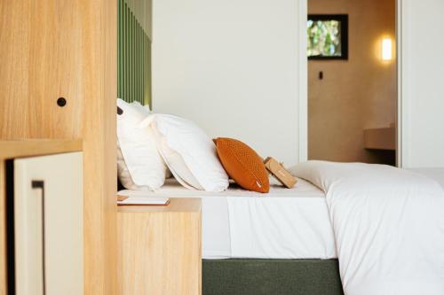 En eller flere senge i et værelse på Naatooh Guest Houses