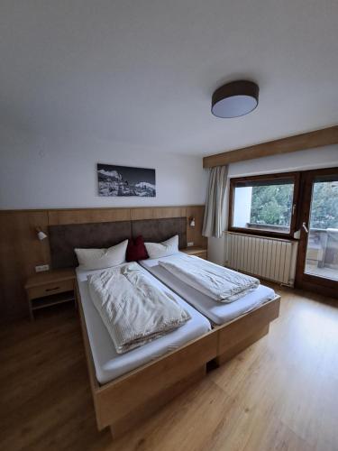een slaapkamer met een groot bed in een kamer bij Berghaus Praxmarer in Längenfeld
